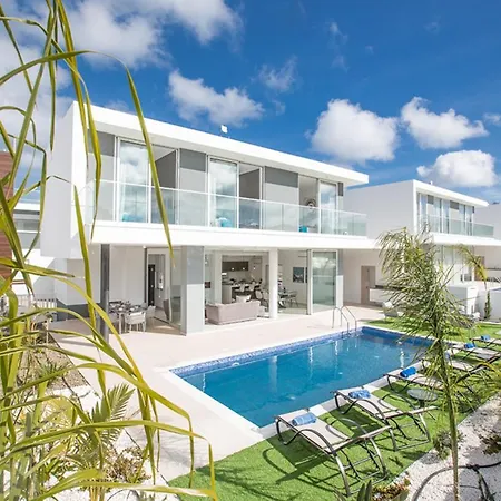 Rent Your Dream Holiday And Look Forward To Relaxing Beside Your Private Pool 1557 Willa *
