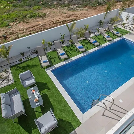 Willa Rent Your Dream Holiday And Look Forward To Relaxing Beside Your Private Pool 1557