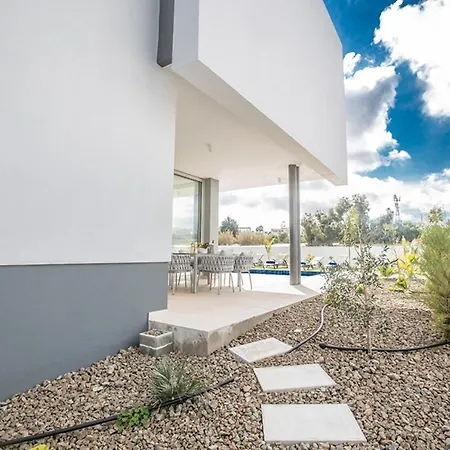 Willa Rent Your Dream Holiday And Look Forward To Relaxing Beside Your Private Pool 1557