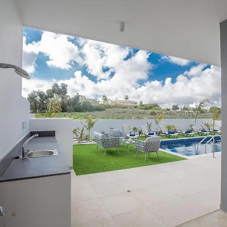 Rent Your Dream Holiday And Look Forward To Relaxing Beside Your Private Pool 1557 *