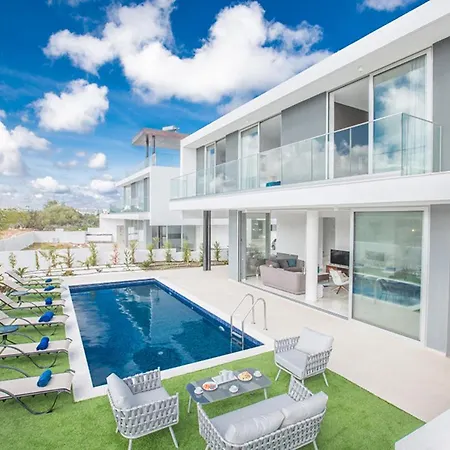 Rent Your Dream Holiday And Look Forward To Relaxing Beside Your Private Pool 1557 *