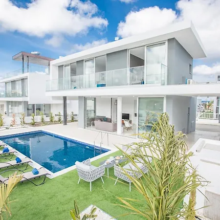 Rent Your Dream Holiday And Look Forward To Relaxing Beside Your Private Pool 1557