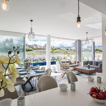 Rent Your Dream Holiday And Look Forward To Relaxing Beside Your Private Pool 1557 别墅 *